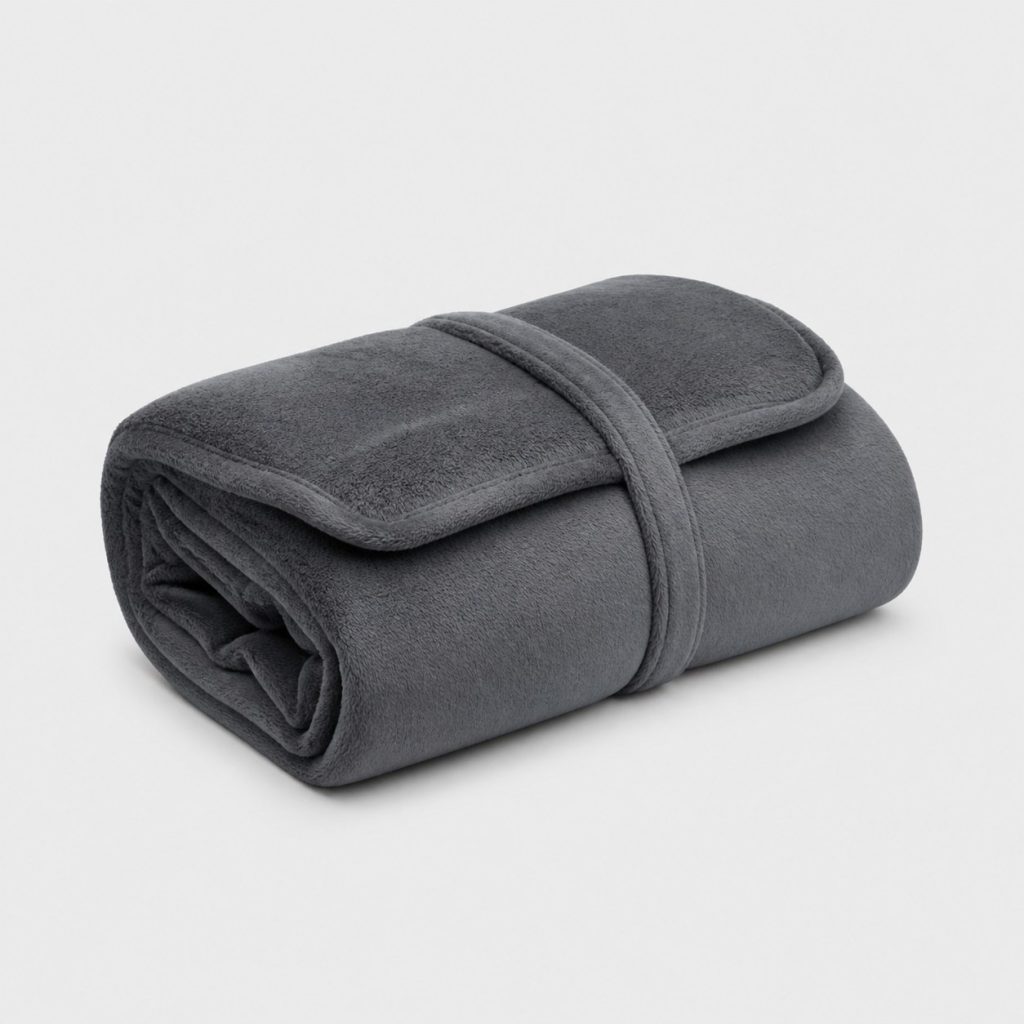 Couverture polaire pliée en oreiller de voyage sur fond clair
