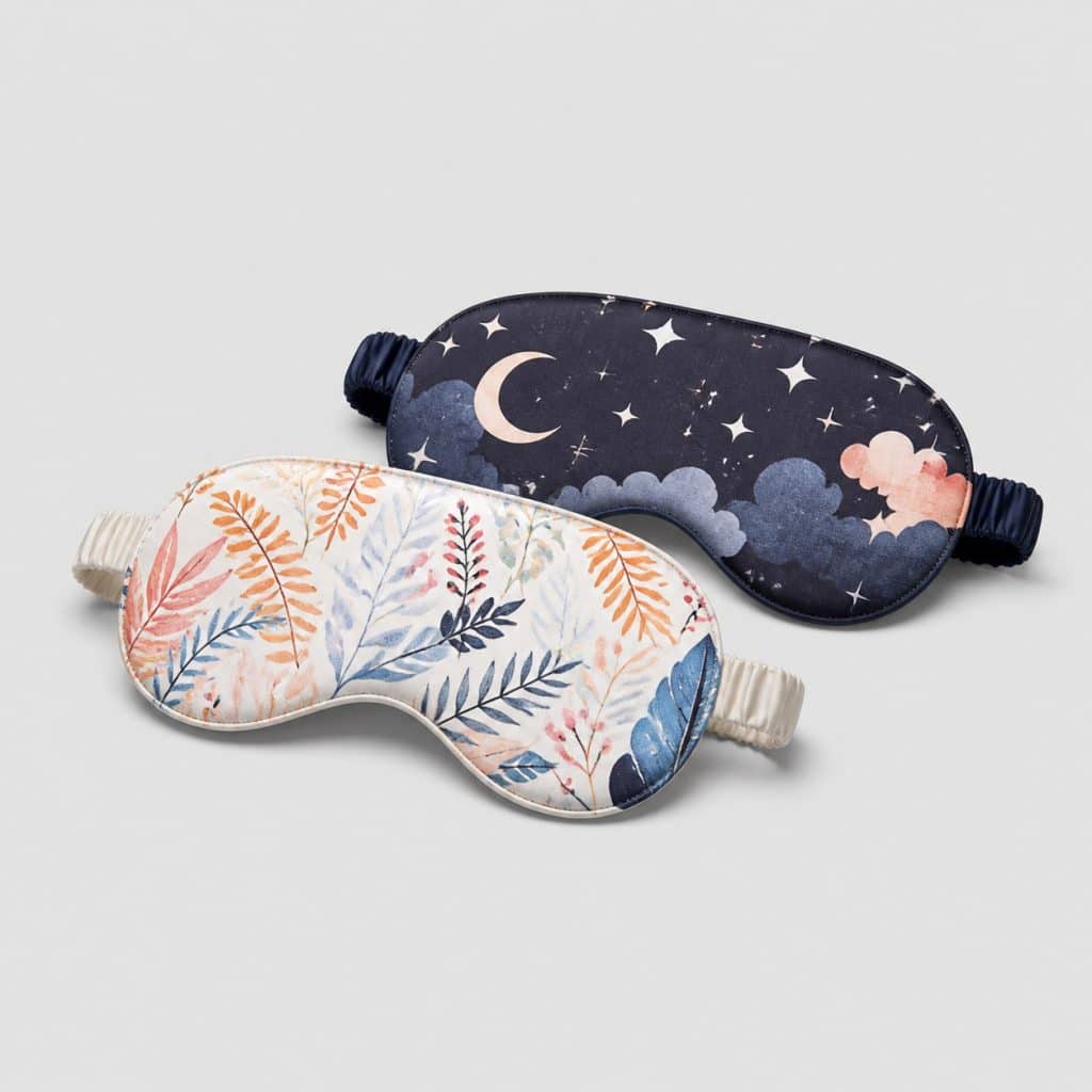 Deux masques de sommeil à motif fantaisie posés sur fond clair