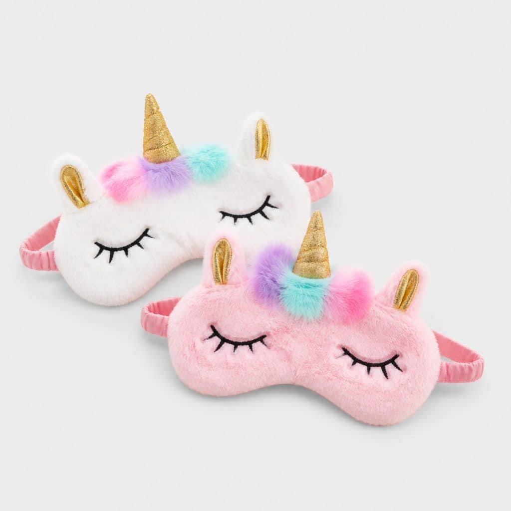 Deux masques de sommeil enfant à motif licorne posés sur fond clair