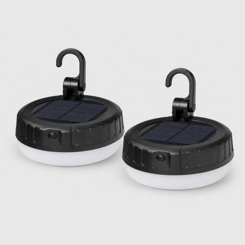 Deux lampes de camping solaires à LED posées sur une table