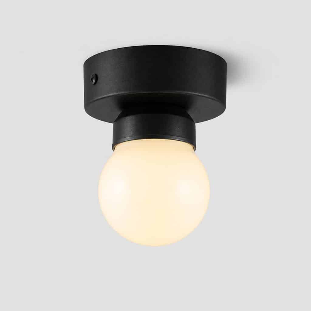 Ampoule à LED solaire fixée au plafond d'un hangar en bois
