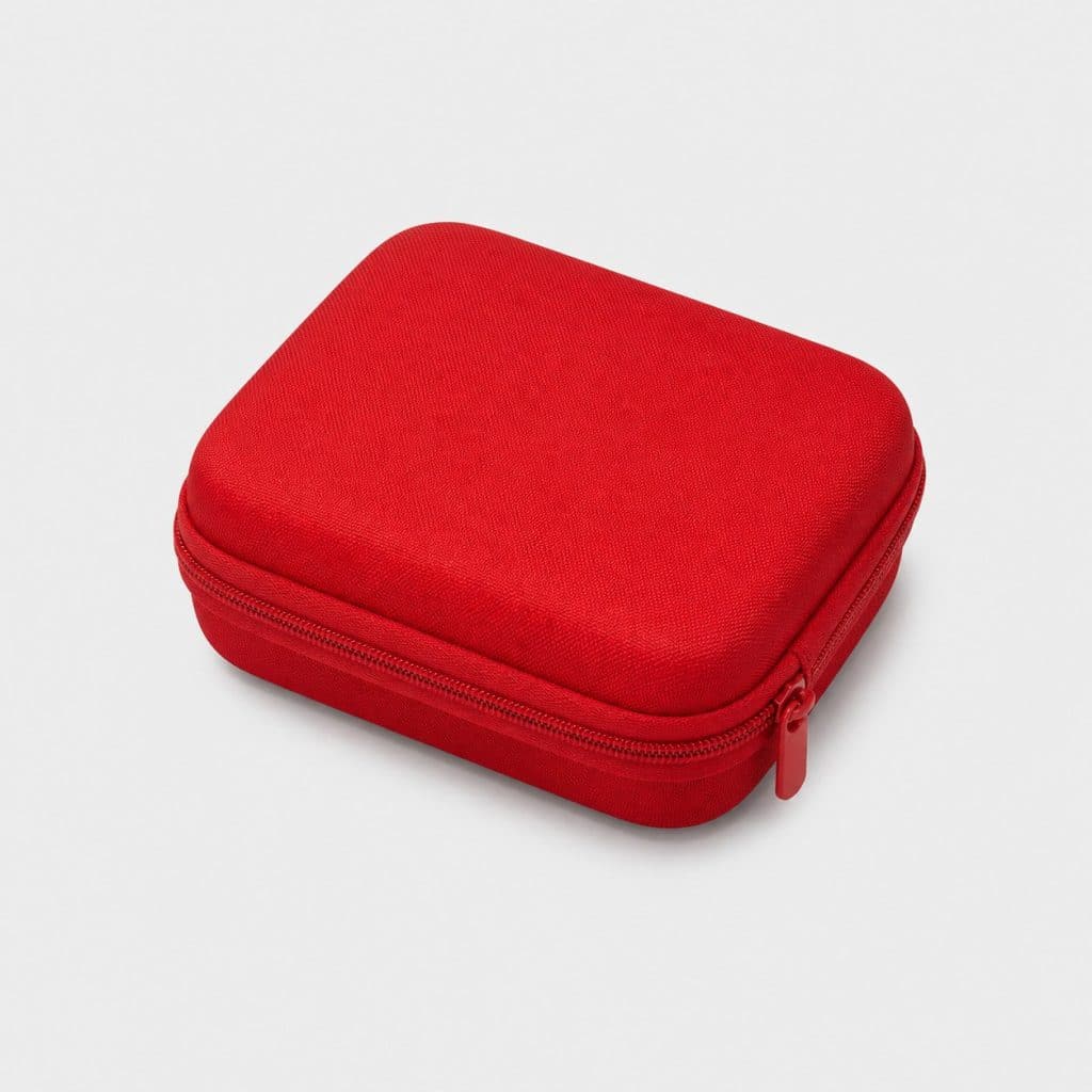 Trousse de premiers secours compacte fermée posée sur fond clair