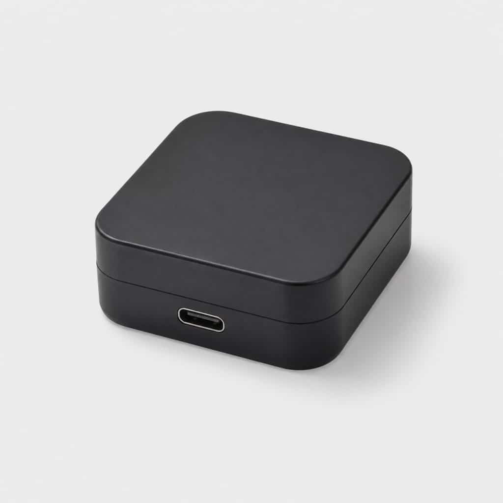 Petit boîtier électronique avec connecteur USB-C posé sur fond clair