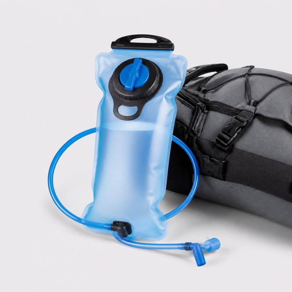 Poche à eau souple posée près d'un sac de voyage