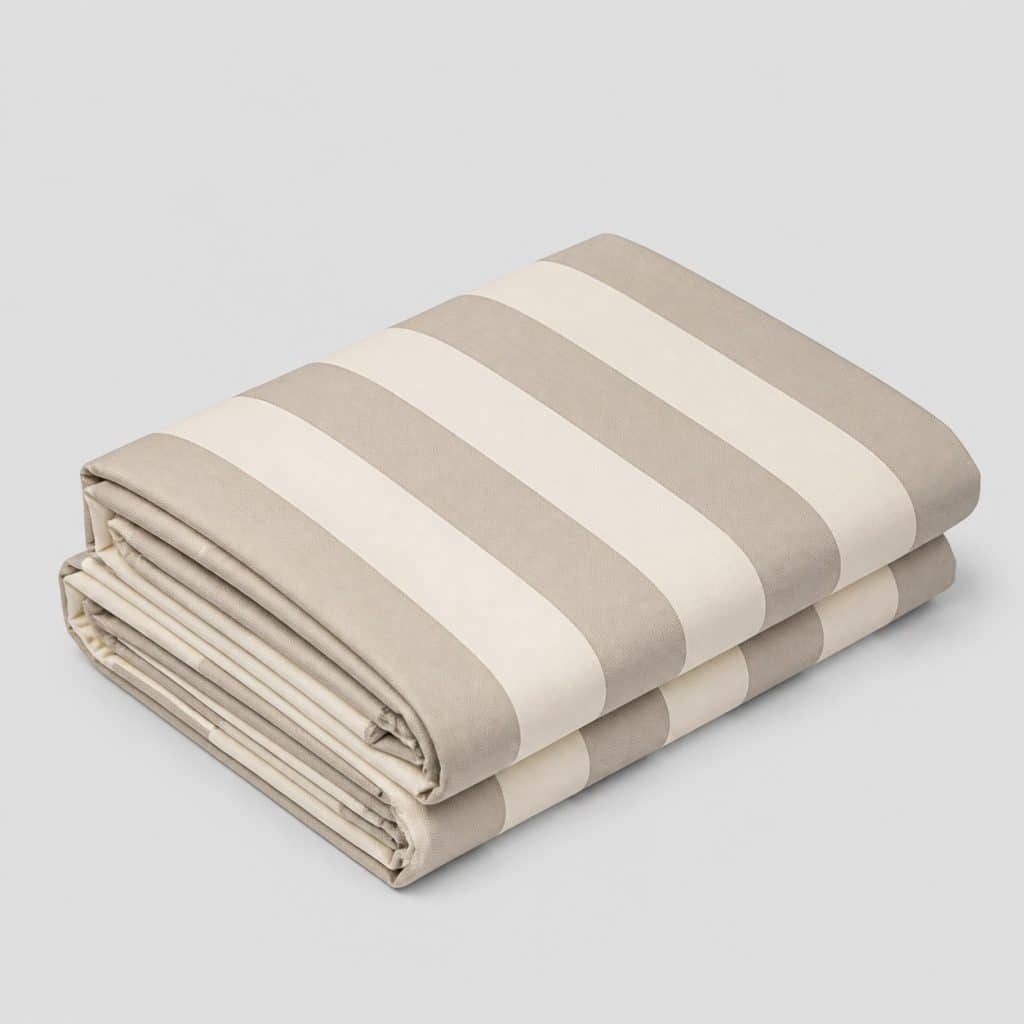 Tissu de remplacement rayé crème plié près d'un auvent