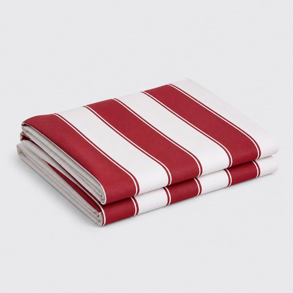 Tissu de remplacement rayé rouge et blanc plié près d'un auvent