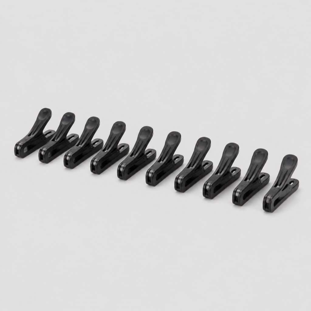 Dix clips en plastique noir pour bâche sur fond clair