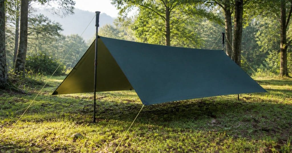 Tarp de randonnée : comment monter un abri léger en extérieur ?