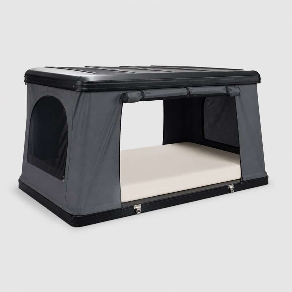 Drap housse en tissu clair posé sur le matelas ouvert d'une tente de toit souple