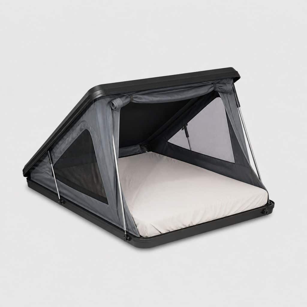 Drap housse en tissu clair posé sur un matelas compact de tente de toit souple