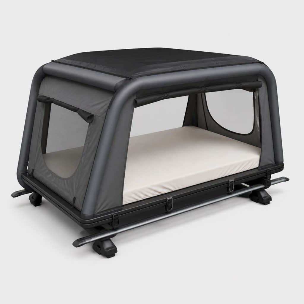 Drap housse en tissu clair posé sur le matelas d'une tente de toit gonflable