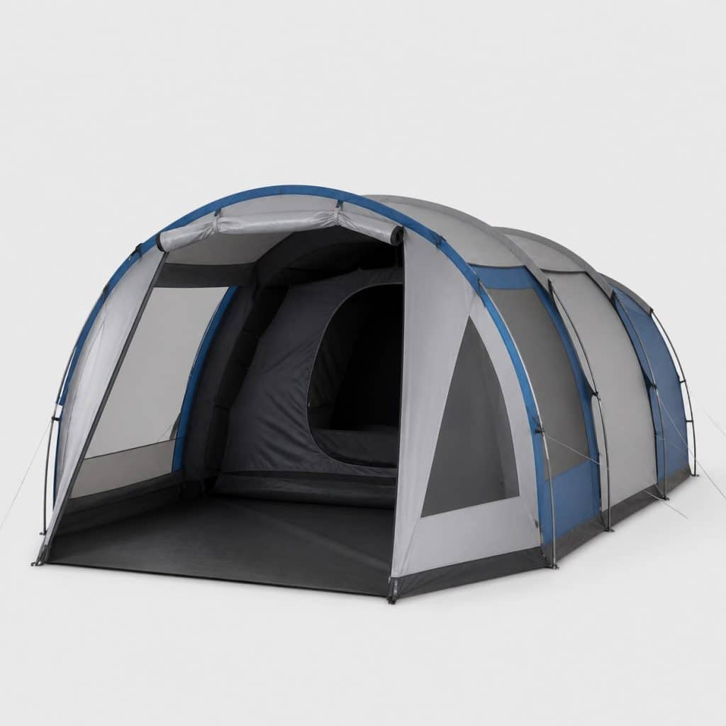Tente de camping tunnel 4 places montée sur une pelouse