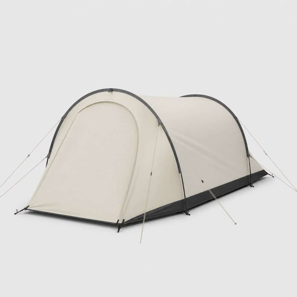 Tente de camping tunnel 4 places montée sur une pelouse