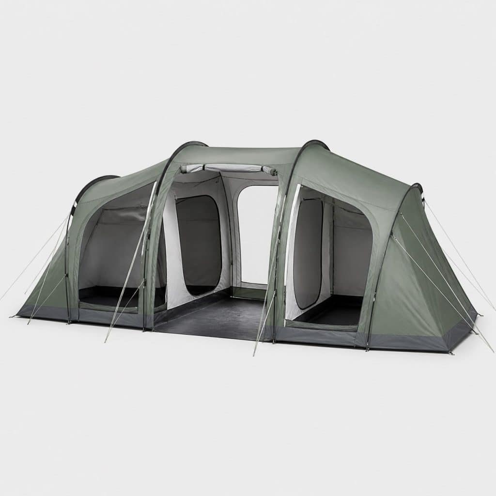 Tente de camping tunnel 5 places à deux chambres montée sur une pelouse