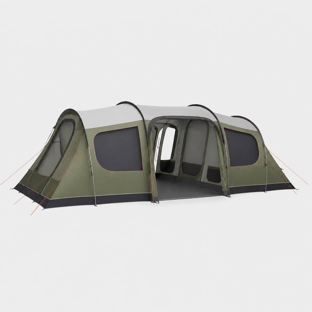 Grande tente de camping tunnel à trois chambres montée sur une pelouse