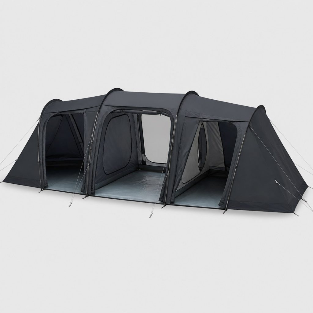Grande tente de camping tunnel à trois chambres occultantes montée sur une pelouse