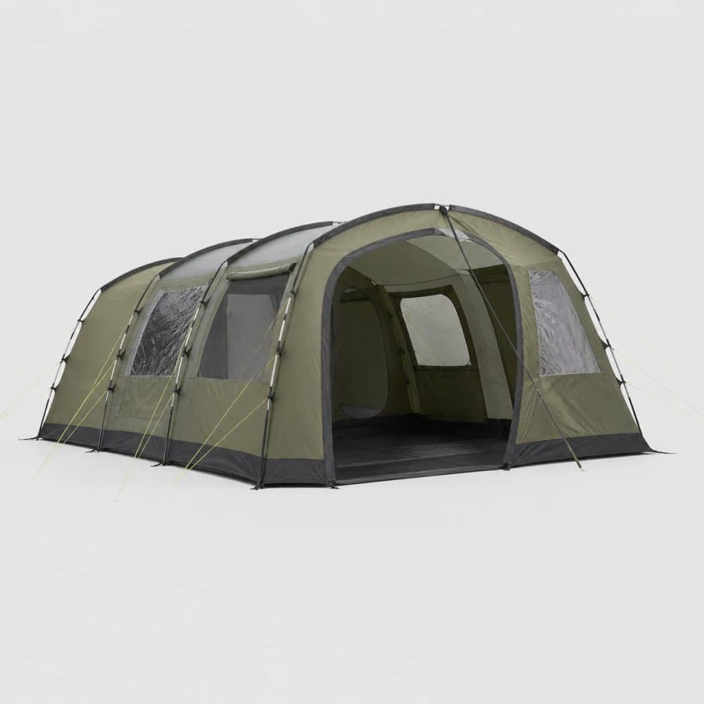 Très grande tente de camping tunnel à quatre chambres montée sur une pelouse