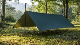 Tarp de randonnée : comment monter un abri léger en extérieur ?
