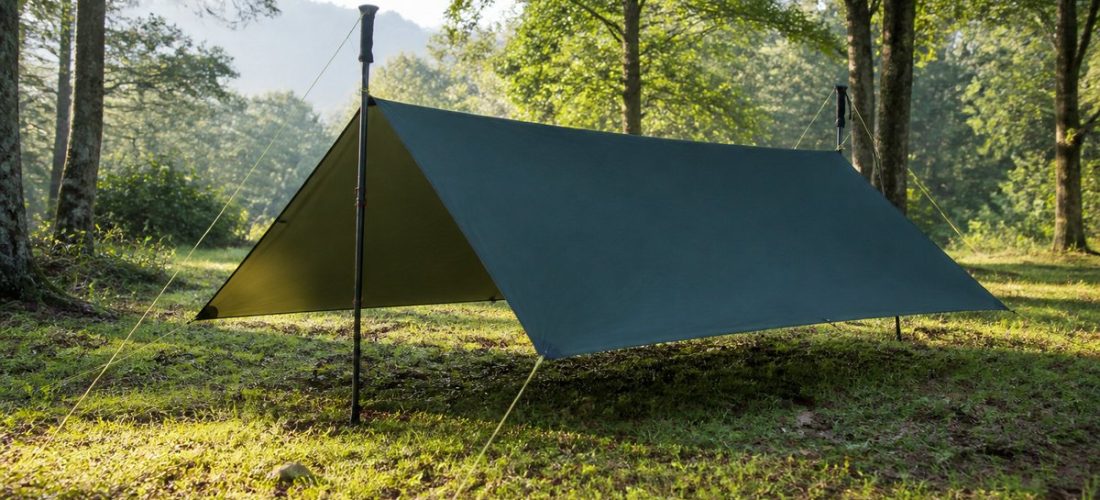 Tarp de randonnée : comment monter un abri léger en extérieur ?