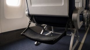 Repose-pieds d'avion : vraiment utile sur un long vol ?